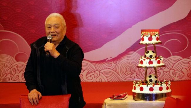 他大惊：不行，那样你太危险了，我不能看着你去送死，我去……话音还没落，她脚下一滑已冲了出去